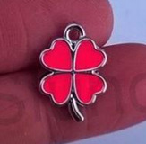 Plastové přívěsky na šperky a dekorace