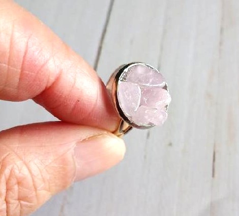 Minerální prsten z kunzitu