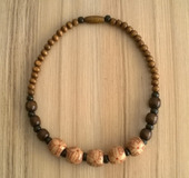 Náhrdelníky se dřevem