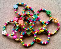 Dětské náramky ze dřeva – barevné a hravé přírodní náramky