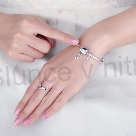 Postříbřený přívěsek – Písmeno M se zirkony (BE7)