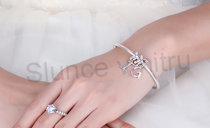 Postříbřený přívěsek – Písmeno M se zirkony (BE7)