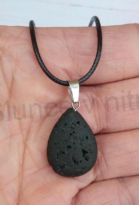 Minerální šňůrkový náhrdelník s přívěškem Láva - kapka, slza (X1737)