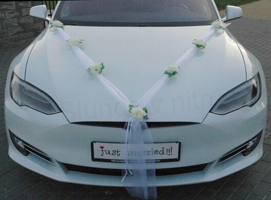 Svatební dekorace, girlanda na auto s bílými růžemi (E966)
