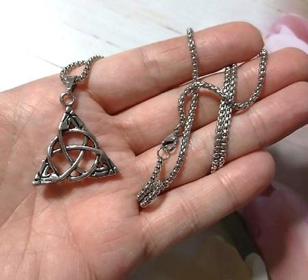 Nerezový náhrdelník – keltský triquetra uzel (BD1054)