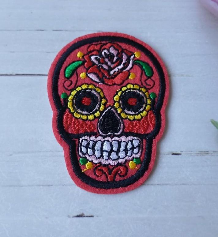 Nášivka lebka Skull 7 × 5,1 cm červená (C897)