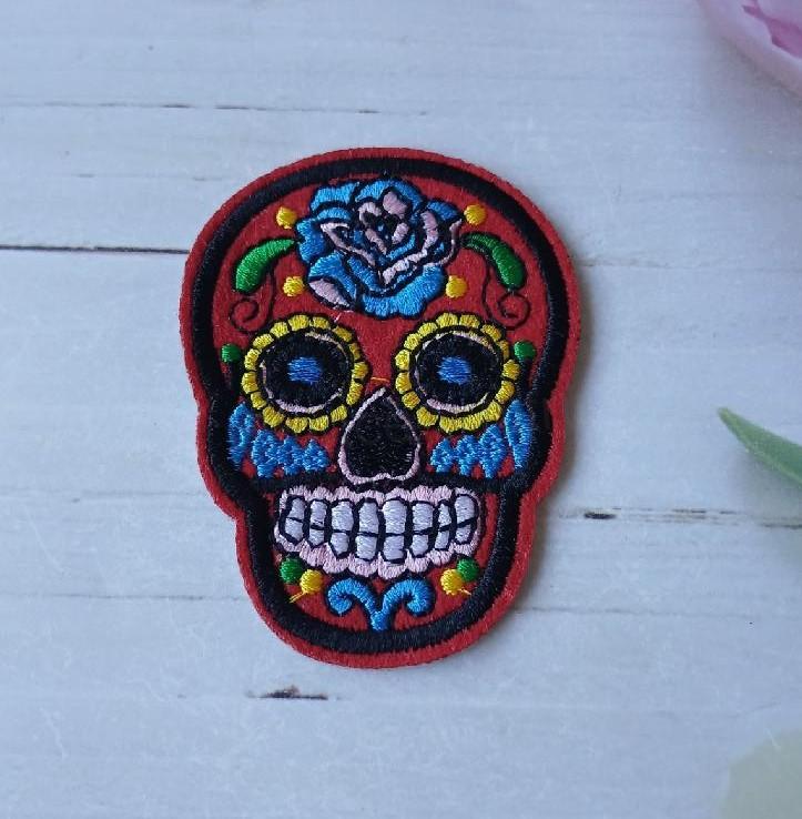 Nášivka lebka Skull 7 × 5,1 cm červená s modrou květinou (C898)