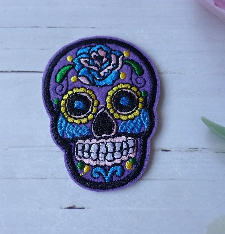 Nášivka lebka Skull 7 × 5,1 cm fialová (C900)