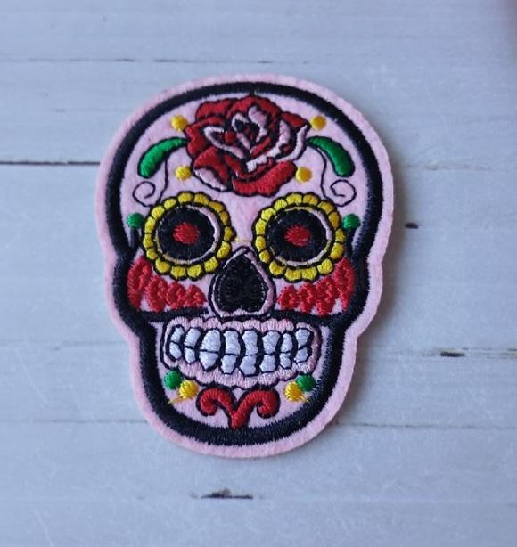 Nášivka lebka Skull 7 × 5,1 cm světle růžová (C902)