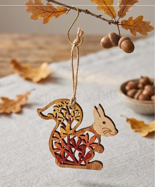 Dřevěná veverka – závěsná dekorace 6 × 6,4 cm (V210)