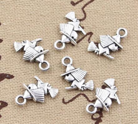 Přívěšek Čarodejnice na koštěti - 16 x 12 mm (AA25)