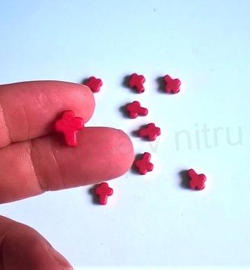 Tyrkysový kříž z minerálů - 10 x 8,4 mm červený (X554)