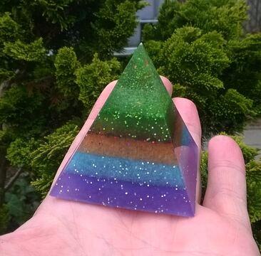 Orgonitová pyramida - duhová se spirálkou 5,7 x 5,2 cm (PP59)