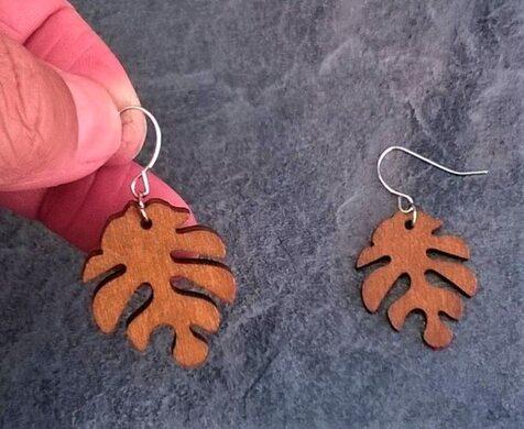 Dřevěné náušnice lístek z chirurgické oceli hnědé  (BB519)