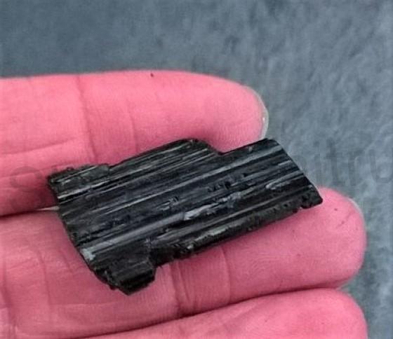 Turmalín surový 11,6 g (Brazílie) (X620)