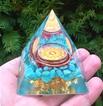 Orgonitová pyramida - Tyrkenitové opojení s čakrovou mandalou 6,7 x 6,2 cm (PP127)