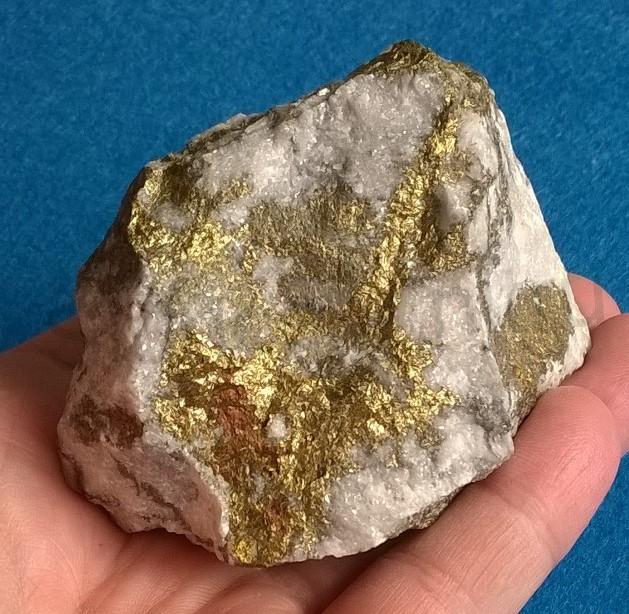 Chalkopyrit na magnezitu 228,8 g (Slovenská Republika) (X942)
