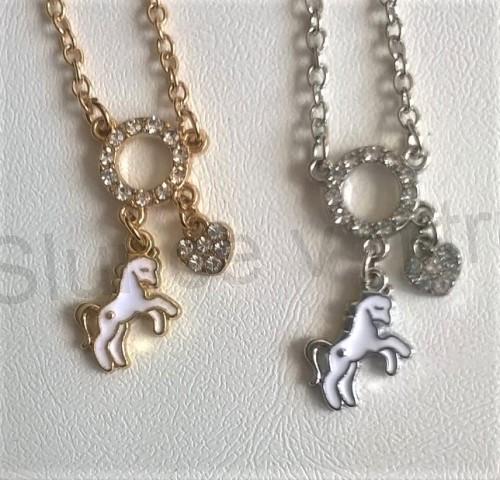 Jemný náhrdelník s koníkem, kruhem a srdcem s krystaly (BD699)