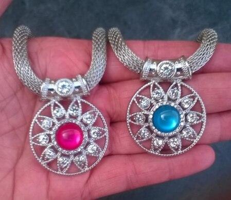 Minerální hadí řetízek s kočičím okem do tvaru kytičky – červený (X1583)