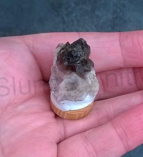 Drúza Morionu na dřevěném podstavci 17g (Česká Republika) (X1664)