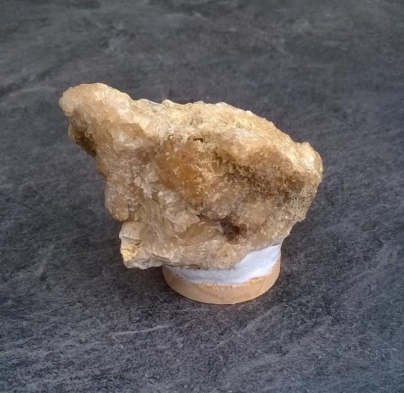 Drúza kalcitu žlutého, medového 110g (Česká Republika) (X1665)