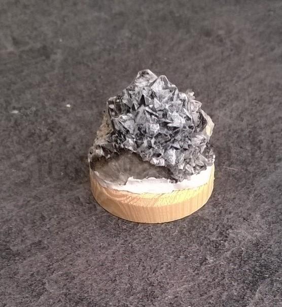 Drúza Morionu na dřevěném podstavci 25g (Česká Republika) (X1666)