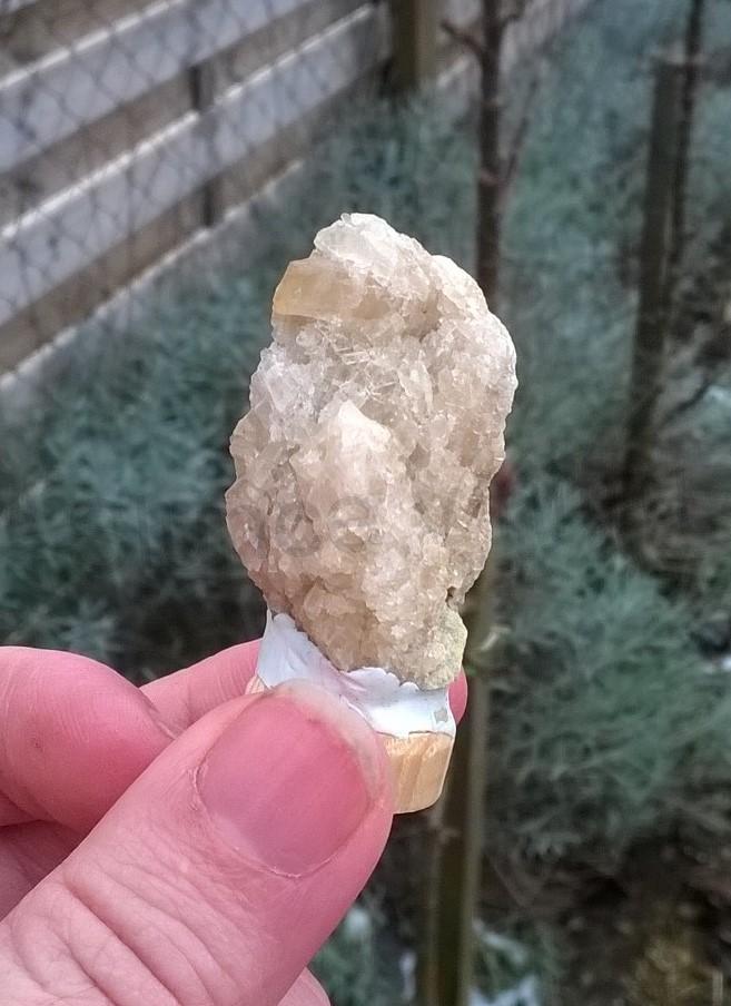 Drúza kalcitu žlutého, medového 28g (Česká Republika) (X1669)