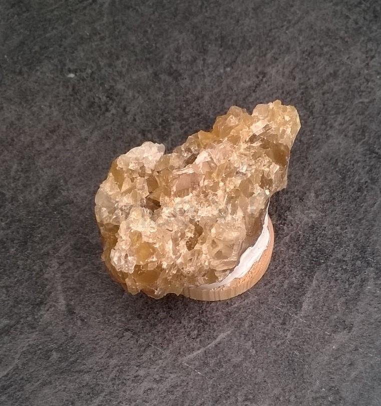 Drúza kalcitu žlutého, medového 54g (Česká Republika) (X1671)