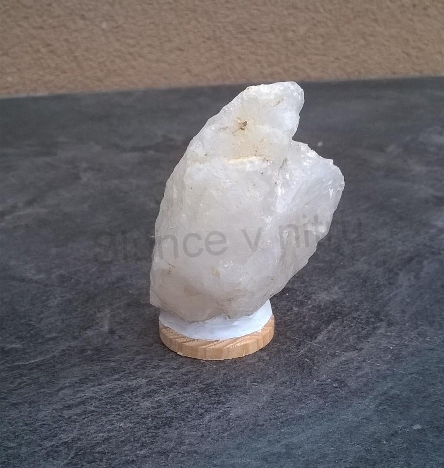 Křemen na dřevěném podstavci 105 g (Česká republika) (X1677)