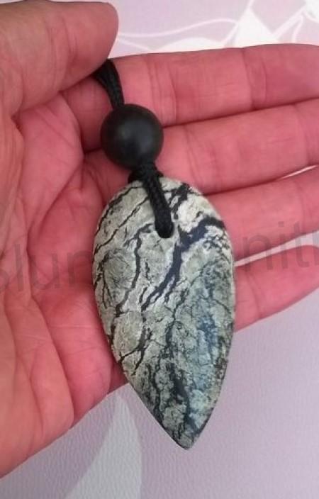 Minerální šňůrkový náhrdelník mramorový (X1690)