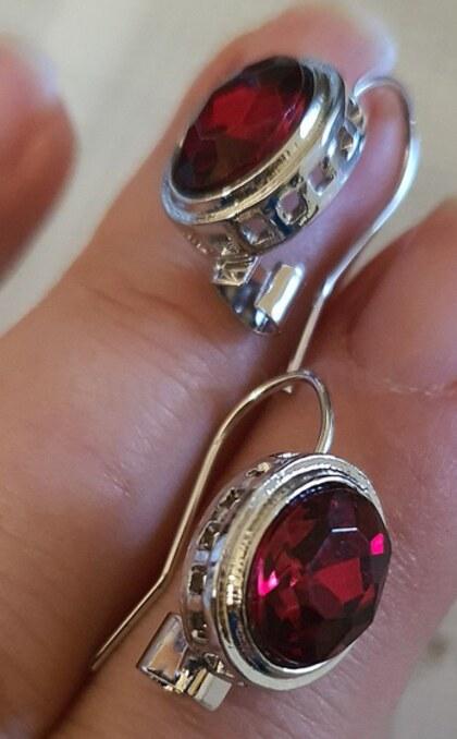 Visací náušnice s červeným krystalem platinové (BB737)