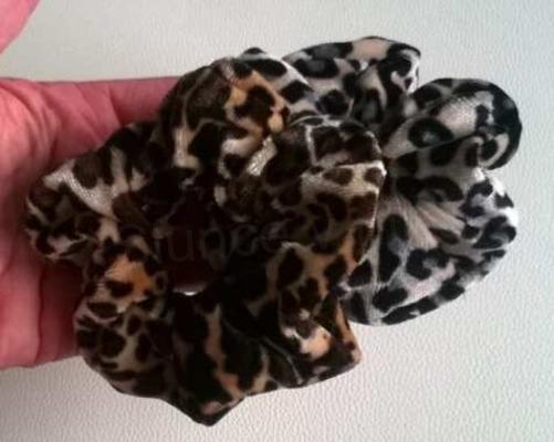 Velká sametová gumičká do vlasů hnědá (H457)