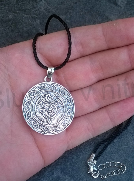 Náhrdelník s přívěškem Drak a Triquetra (BD747)