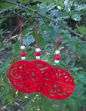 Dřevěné výřezy - závěsná ozdoba vánoční koule červená č. 1 (V142)