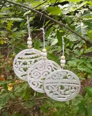 Dřevěné výřezy - závěsná ozdoba vánoční koule bílá č. 2 (V143)