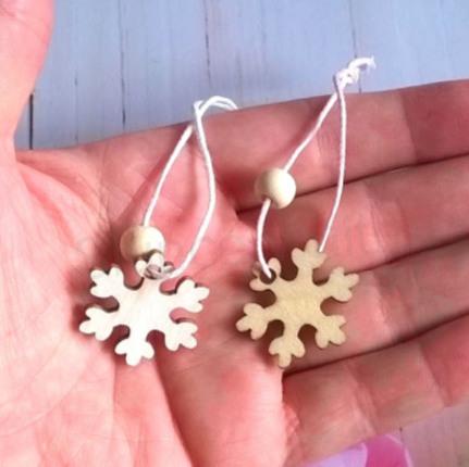 Dřevěné výřezy - závěsná ozdoba vločka 4 kusy balení (V156)