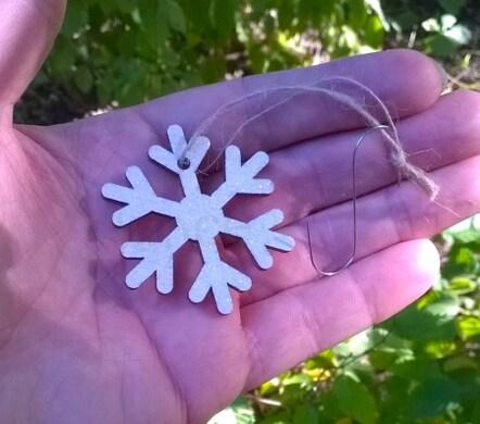 Dřevěné výřezy - závěsná ozdoba vločka se třpytky (V159)