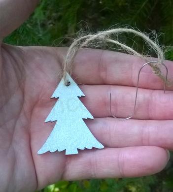 Dřevěné výřezy - závěsná ozdoba stromek se třpytky (V160)