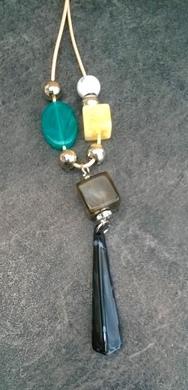 Dlouhý náhrdelník s acetátovými ozdobami na voskované šňůrce (BD824)