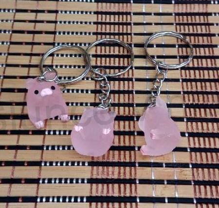 Klíčenka, přívěšek na klíče Prasátko sviticí (H527)