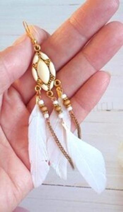 Dlouhé etnické náušnice Bohemia - peříčkové bílé s korálky (BB772)