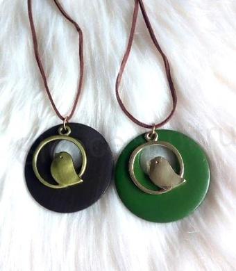 Etnický dřevěný náhrdelník s přívěškem ptáček – hnědá (BD831)