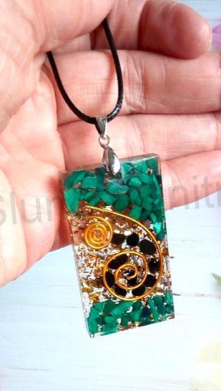 Orgonitový přívěšek malachit, turmalín a spirálky (PP184)