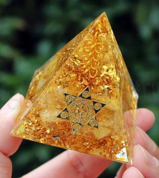 Orgonitová pyramida - Křišťál s energetickým rezonátorem ve zlatém provedením  6,5 x 6 cm (PP186)