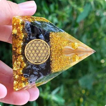 Orgonitová pyramida - Květ života s obsidiánem vločkovým a energetickým rezonátorem ve zlatém provedením 5 x 5,6 cm (PP187)