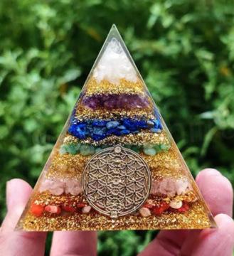 Orgonitová pyramida - Čakrová souhra kamínku s květem života s čakrou 6,7 x 6 cm (PP189)