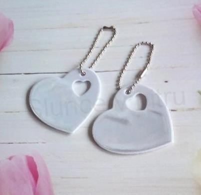 Klíčenka reflexní, fosforové srdce bílé (E888)