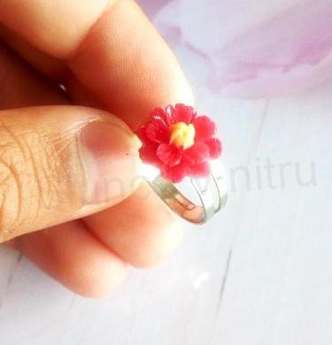 Jemný nastavitelný prstýnek červená kytička (BP459)