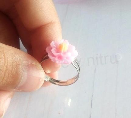 Jemný nastavitelný prstýnek světle růžová kytička (BP462)