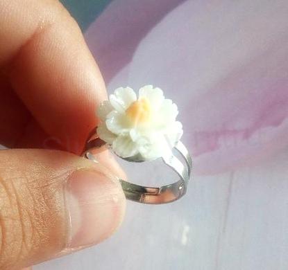 Jemný nastavitelný prstýnek bílá kytička (BP463)